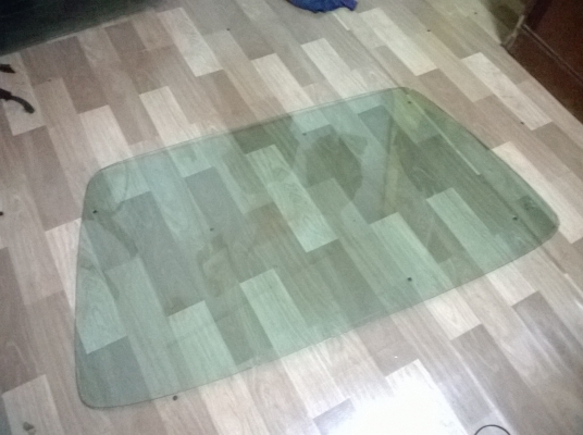 ขายกระจกบานหน้า e30 แท้ติดรถ สภาพokไม่แตกร้าวกระจกไม่เป็นเม็ด ราคา2000 โทร0924462525โส กทม