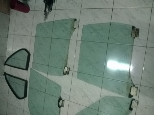 ขายกระจกe30แท้ติดรถ4ประตู บานละราคา900 โทร0924462525โส กทม