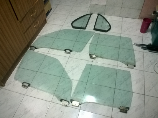 ขายกระจกe30แท้ติดรถ4ประตู บานละราคา900 โทร0924462525โส กทม