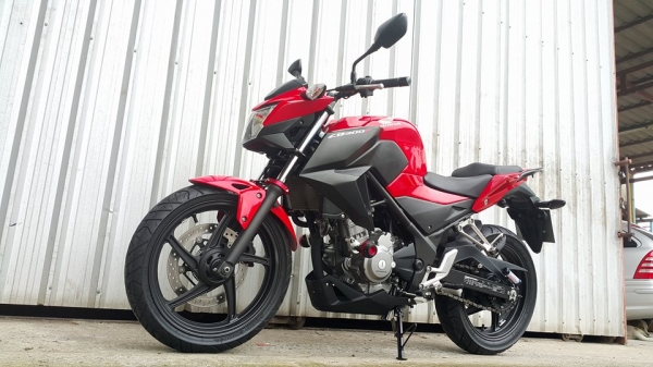 CB300f 2015 สีแดงสด รถบ้านใช้งานน้อย แต่งพอสวยงาม ต่อรองได้ครับ CB300f 2015 สีแดงสด รถบ้านใช้งานน้อย แต่งพอสวยงาม ต่อรองได้ครับ