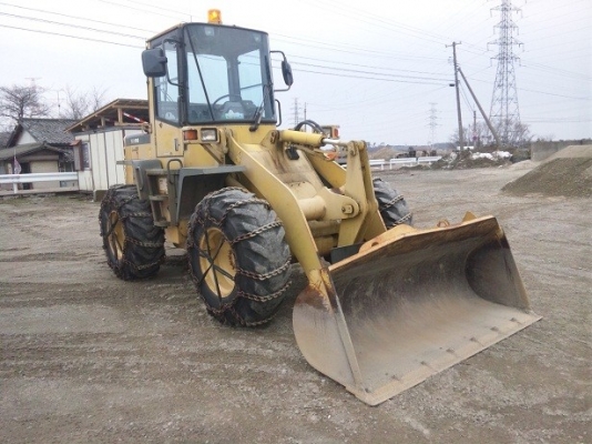 รถตักล้อยาง  WA100-3-51675  มีตู้เก๋ง เครื่อง 6 สูบ กำลังเดินทางเข้าไทย  โทร.081-373-0559