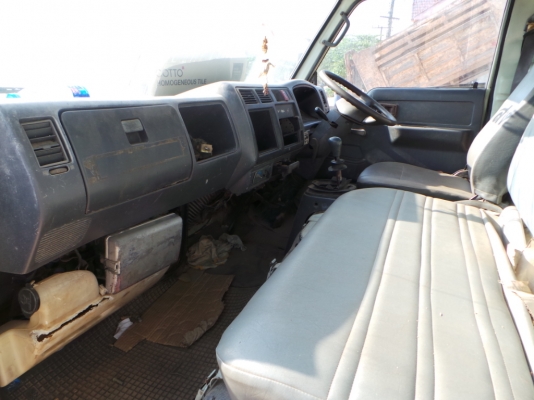 TOYOTA  DYNA 400  รถหกล้อดั้ม มีเล่มทะบียน  ค่ะ