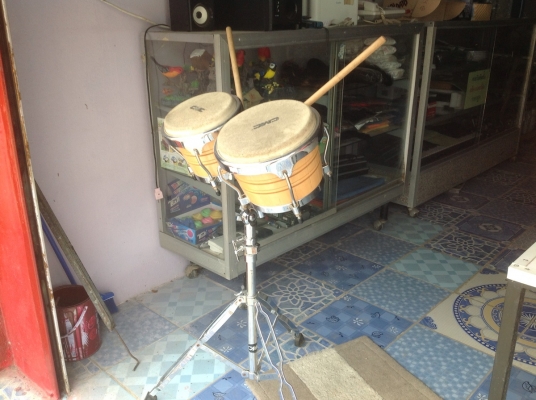 กลองบองโก. พร้อมขาตั้ง