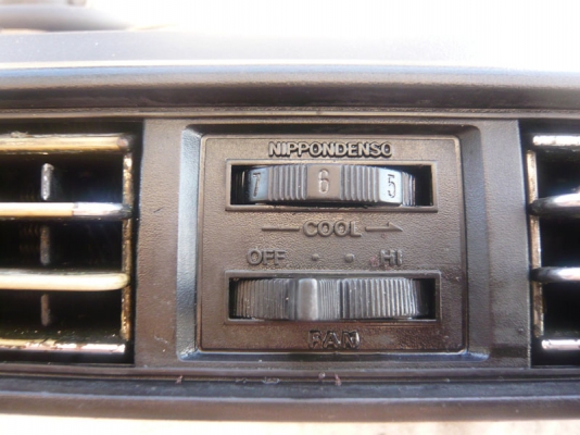 ขายตู้แอร์แขวนหน้าปรับได้แบบสามช่อง 1450 บาท