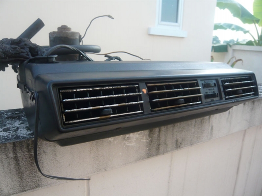 ขายตู้แอร์แขวนหน้าปรับได้แบบสามช่อง 1450 บาท