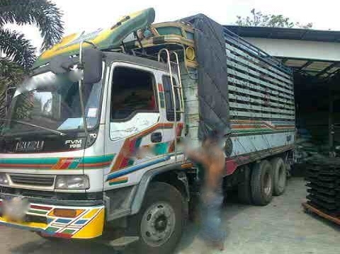 รถอิซูซุ 10 ล้อ รั่ว  230 แรงม้า ปี 39  สนใจติดต่อ 081 - 6079515