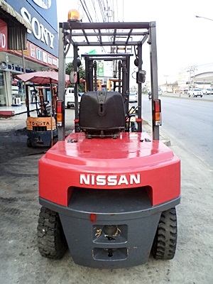 ขายรถยกนิสสัน 2.8 ตัน (รุ่นใหม่)  เครื่องเบนซิน  กระบอกคู่ เสาสูง 3 เมตร  พวงมาลัยเพาเว่อร์  สีเดิมจากนอก นำเข้าจากญี่ปุ่น ใช้งานได้ทันที