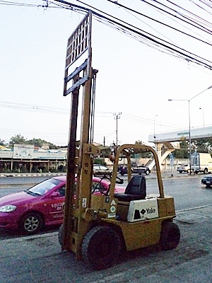 ขายรถยก 2 ตัน  เครื่องดีเซล กระบอกคู่ เสาสูง 3 เมตร  พวงมาลัยเพาเว่อร์  สีเดิมจากนอก นำเข้าจากญี่ปุ่น ใช้งานได้ทันที