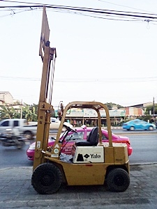 ขายรถยก 2 ตัน  เครื่องดีเซล กระบอกคู่ เสาสูง 3 เมตร  พวงมาลัยเพาเว่อร์  สีเดิมจากนอก นำเข้าจากญี่ปุ่น ใช้งานได้ทันที