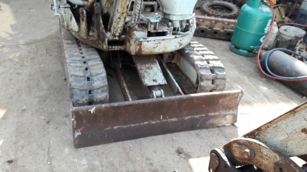 KOMATSU PC-10-8 แทรคยาง เก่านอก ใช้งาน2430ช.ม KOMATSU PC-10-8 แทรคยาง เก่านอก ใช้งาน2430ช.ม