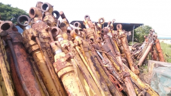 ขายกระบอกไฮดลิก์ รถแมคโค สภาพตามรูป มีทุกรุ่นครับ   มีทั้ง รุ่นใหม่ รุ่นเก่าขายไม่แพง โทรมาสอบถามกันได้ครับ