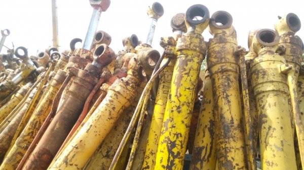 ขายกระบอกไฮดลิก์ รถแมคโค สภาพตามรูป มีทุกรุ่นครับ   มีทั้ง รุ่นใหม่ รุ่นเก่าขายไม่แพง โทรมาสอบถามกันได้ครับ