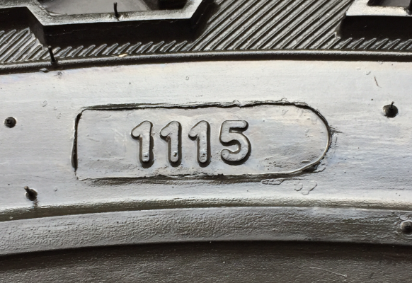 ยาง Achilles 215 70 16 ปี15 ดอกเยอะ พร้อมใช้งาน ราคาไม่แพง