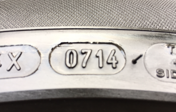 ยาง Michelin 215 55 17 ปี14 ดอกเต็ม ไม่มีปะ เนื้อนิ่มๆ ราคาไม่แพง ยาง Michelin 215 55 17 ปี14 ดอกเต็ม ไม่มีปะ เนื้อนิ่มๆ ราคาไม่แพง