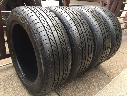 ยาง Michelin 215 55 17 ปี14 ดอกเต็ม ไม่มีปะ เนื้อนิ่มๆ ราคาไม่แพง