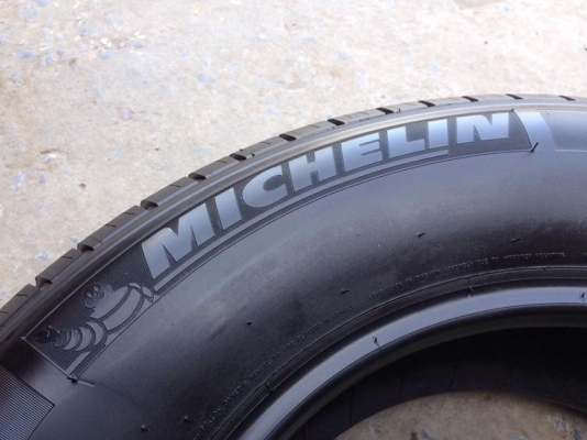 ยาง MICHELIN 265-65-17 ปี 15 ครบชุด 4 เส้น 7500  สภาพสวยๆไม่บวมไม่กินข้าง ดอกยางเหลือเยอะเอาไปวิ่งกันใด้อีกยาวค่ะ
