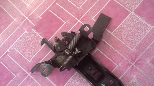 ตัวล็อตฝากระโปรงหน้าวีออสถอดครับ ตัวล็อตฝากระโปรงหน้าวีออสถอดครับ