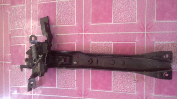 ตัวล็อตฝากระโปรงหน้าวีออสถอดครับ ตัวล็อตฝากระโปรงหน้าวีออสถอดครับ