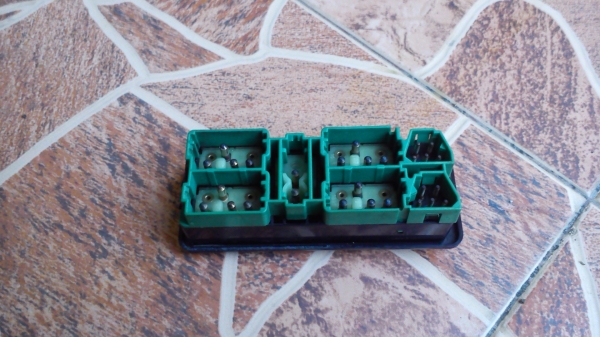 สวิทช์กดควบคุมกระจกไฟฟ้าด้านหน้าข้างขวา VOLVO 740 สวิทช์กดควบคุมกระจกไฟฟ้าด้านหน้าข้างขวา VOLVO 740