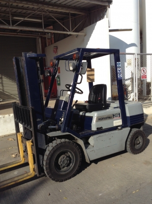 +++ ขายโฟล์คลิฟท์  KOMATSU FD25  ขนาด  2.5  ตัน  (เก่าเก็บ  สภาพป้ายแดง  900  ชม.)  เครื่องยนต์ดีเซล  เสา  3  เมตร  เกียร์ออโตเมติค  งา 1,300  มม.  ยางตันครับ