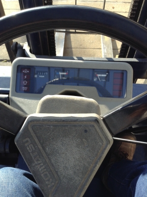 +++ ขายโฟล์คลิฟท์  KOMATSU FD25  ขนาด  2.5  ตัน  (เก่าเก็บ  สภาพป้ายแดง  900  ชม.)  เครื่องยนต์ดีเซล  เสา  3  เมตร  เกียร์ออโตเมติค  งา 1,300  มม.  ยางตันครับ