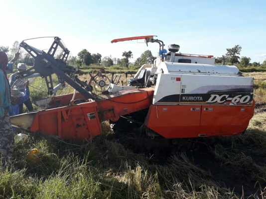 ขายรถเกี่ยวข้าว DC60เอกสารเล่มทะเบียน ช่วงล่างดี เครื่องแน่น ระบบเกี่ยวพร้อมทำงาน