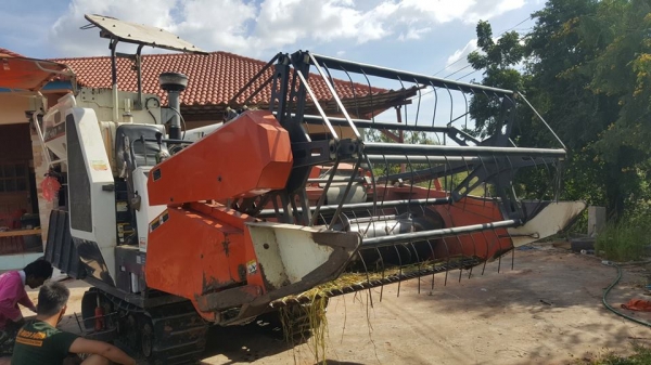 ขายรถเกี่ยวข้าวคูโบ้ต้าDC60 พลัสทำงานพันเก้าร้อย ชม.เครื่องดี วิ่งทำงานได้