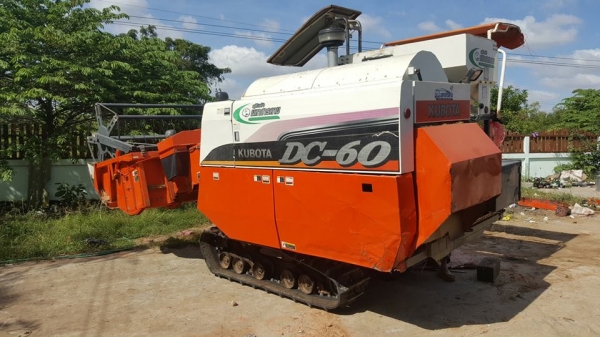 ขายรถเกี่ยวข้าวคูโบ้ต้าDC60 พลัสทำงานพันเก้าร้อย ชม.เครื่องดี วิ่งทำงานได้