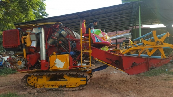 ขายรถเกี่ยวข้าว เกษตรพัฒนา เจ้าน้อยจอมพลังปี50ช่วงล่าง10เพลาใหญ่ ปั๊ม22อุ้ม2ตัน ตู้ใหม่ช่วงล่างทำใหม่ พร้อมทำงาน