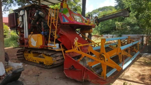 ขายรถเกี่ยวข้าว เกษตรพัฒนา เจ้าน้อยจอมพลังปี50ช่วงล่าง10เพลาใหญ่ ปั๊ม22อุ้ม2ตัน ตู้ใหม่ช่วงล่างทำใหม่ พร้อมทำงาน