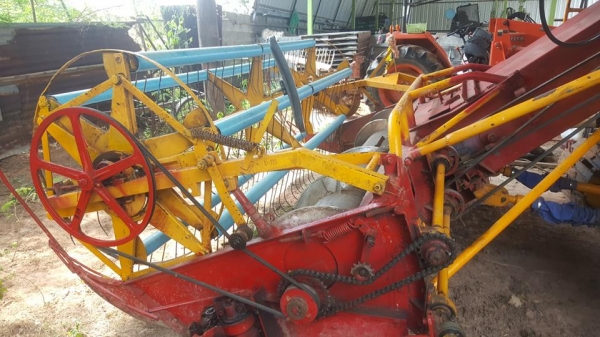 ขายรถเกี่ยวข้าว เกษตรพัฒนา เจ้าน้อยจอมพลังปี50ช่วงล่าง10เพลาใหญ่ ปั๊ม22อุ้ม2ตัน ตู้ใหม่ช่วงล่างทำใหม่ พร้อมทำงาน