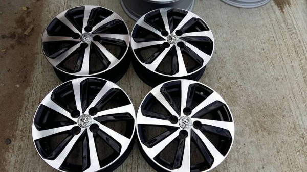 ขายล้อแม็ก vios/yaris 15" สีดำหน้าเงา  สนใจติดต่อ ร้าน ก.เจริญการยาง ครับ 081-3747940