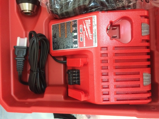 ใหม่ สว่าน 18V พร้อมที่ชารต์แบต2แอมป์ 2ก้อน ใหม่ สว่าน 18V พร้อมที่ชารต์แบต2แอมป์ 2ก้อน