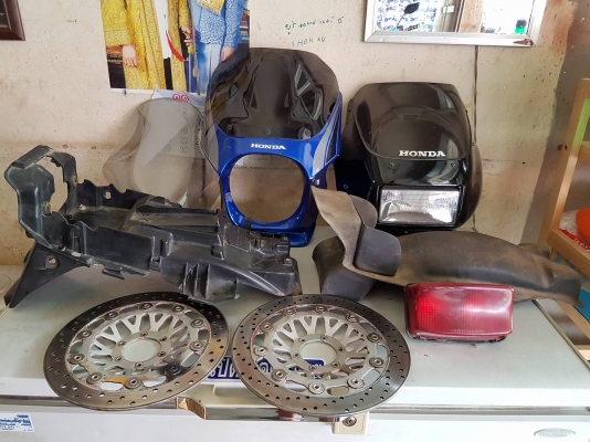ขายอะไหล่ของแต่ง CB400 หลายรายการคับ - โม่งใหญ่ ใส่ไฟตากลมได้หลายรุ่นคับ ตัว400ตัว1000ก็ได้คับ ราคา 1350 บาท  - ชิวใส มี2อัน มีรอย 200บาท ไม่มีรอย 300บาท - ชุดไฟหน้าพร้อมหน้ากาก CB400 เวอร์ชั่นR ของแท้ 1000 บาท - บังโคลนล่าง เทค 1/2 ราคา 300 บาท -บังโคลนล
