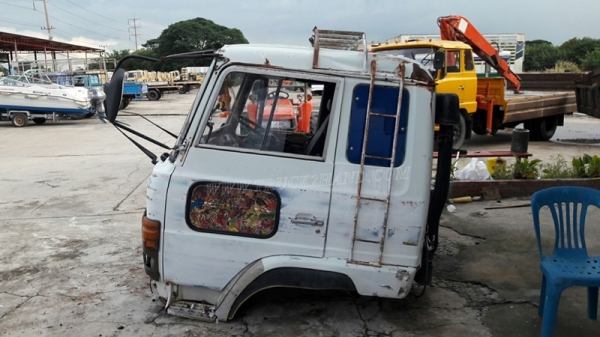 หัวรถ HINO รุ่น F18  อุปกรณ์เฟอร์นิเจอร์ทุกอย่างมีครบ