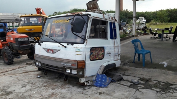 หัวรถ HINO รุ่น F18  อุปกรณ์เฟอร์นิเจอร์ทุกอย่างมีครบ