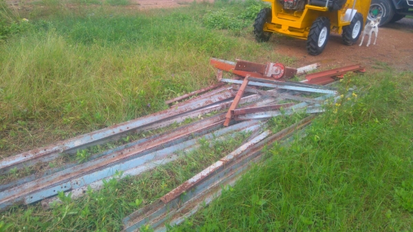 ขายด่วน  ลิฟส่งของพร้อมเครื่อง yamma 18 แรง ราคาถูกคับท่าน