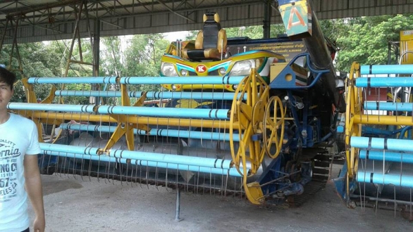 ขายรถเกี่ยวข้าว เกษตรพัฒนา เจ้าช้างไวไฟปี52 เครื่องมิตซู6M61 245ช่วงล่าง12ปั๊ม23อีตั้น ช่วงล่างเต็มเช็คทั้งคันรถกำลังทำงาน