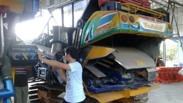 ขายรถเกี่ยวข้าว เกษตรพัฒนา เจ้าช้างไวไฟปี52 เครื่องมิตซู6M61 245ช่วงล่าง12ปั๊ม23อีตั้น ช่วงล่างเต็มเช็คทั้งคันรถกำลังทำงาน