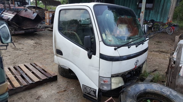 FROM JAPANหัวเก๋งรถบรรทุก4ล้อใหญ่,6 ล้อเล็ก /CABIN TOYOTA:DYNA-LY235R-300 (รุ่นใหม่/ตาหวาน/ยกหัวไม่ได้/มีขาหลัง)ราคาเพียง 52,000 บาท สนใจรีบติดต่อ 0819337688