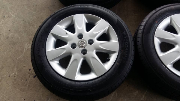 ขายล้อแม็ก nissan march 15" ยางป้ายแดงปี16 สนใจติดต่อ ตาเล็ก ล้อและยางครับ 081-3747940