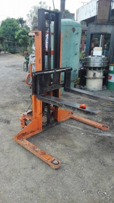 ** SOLD ** สแตกเกอร์ไฟฟ้า ขนาด 1 ตัน ยกสูง 2.5 เมตร งายาว 110 cm ใช้แบต 12 V พร้อมใช้มาเทสได้!!