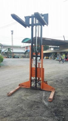 ** SOLD ** สแตกเกอร์ไฟฟ้า ขนาด 1 ตัน ยกสูง 2.5 เมตร งายาว 110 cm ใช้แบต 12 V พร้อมใช้มาเทสได้!!