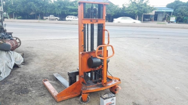 ** SOLD ** สแตกเกอร์ไฟฟ้า ขนาด 1 ตัน ยกสูง 2.5 เมตร งายาว 110 cm ใช้แบต 12 V พร้อมใช้มาเทสได้!!