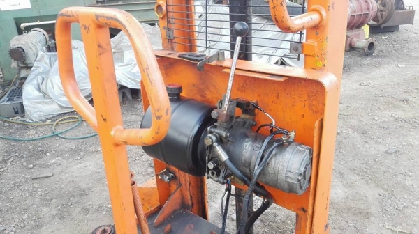 ** SOLD ** สแตกเกอร์ไฟฟ้า ขนาด 1 ตัน ยกสูง 2.5 เมตร งายาว 110 cm ใช้แบต 12 V พร้อมใช้มาเทสได้!!