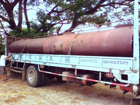 ถังน้ำตั้งพื้นหรือบนกระบะรถได้  ขนาดยาว 3.60 เมตร   ขนาดกว้าง  2.00 เมตร    ขนาดบรรจุ 6,000 ลิตร มี 3 ลูก