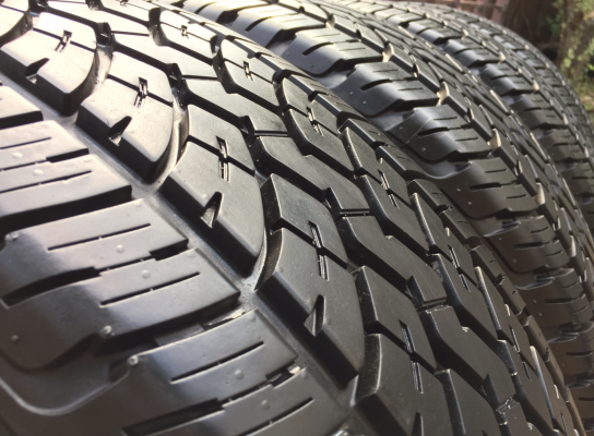 ยาง Yokohama 275 70 16 สิ้นปี13 ดอกเต็ม ไม่มีปะ ไม่มีแตกลายงา ใช้งานน้อย ราคาไม่แพง