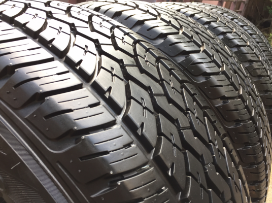 ยาง Yokohama 275 70 16 สิ้นปี13 ดอกเต็ม ไม่มีปะ ไม่มีแตกลายงา ใช้งานน้อย ราคาไม่แพง