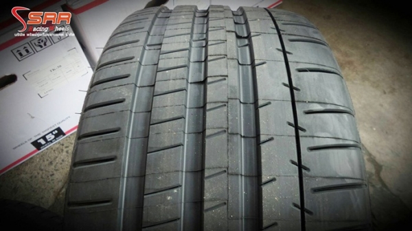 MICHELIN PILOT SPORT 4 265/35R19 เส้นละ 15,500 บาท