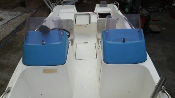 ขายเรือSRV17ฟุต เก่านอกสวยๆมีห้องปลาเป็นห้องน้ำแข็ง ถังน้ำมันใหม่ ที่ห้อยเครื่องสำรองเทเลอร์นอกชุปกาวาไนท์มีเบรคและกันกระแทกไม่มีเครื่อง สีเดิมๆครับ ขาย156000บาท